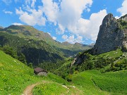 64 Scendiamo sul sent. 219 passando sotto il torrione del Corno Branchino